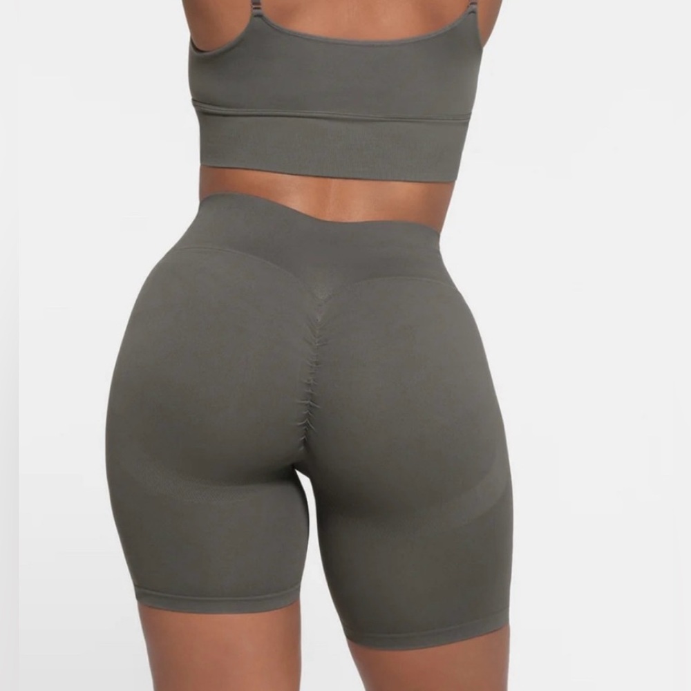 Skims Contour Lounge Bike Shorts - Picture 2 of 12